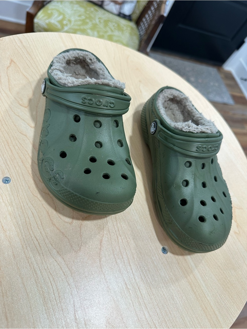 CROCS Kids Fuzzy-Lined Green Slip-On Clogs J 1